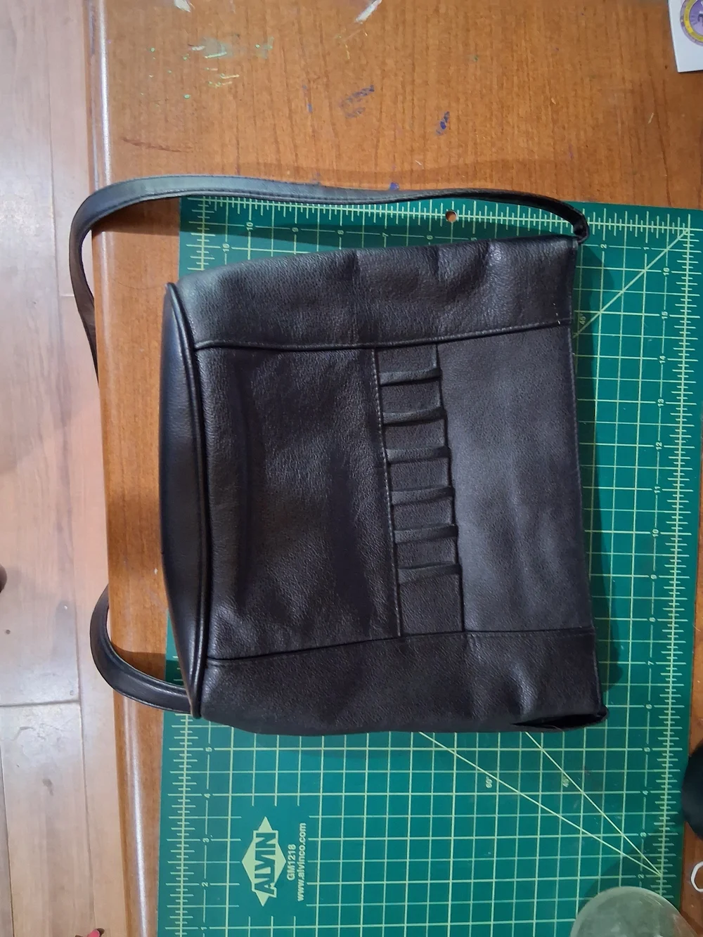 Women's Black Leather Shoulder Bag - Classic Everyday Carry